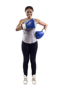 白色背景的黑色女性戴着拳击手套竖起大拇指。部分图像集为坚韧不拔的妇女系列