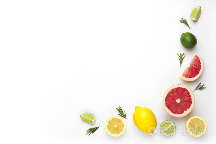 框架从着色的果子: 石灰, 柠檬, 橙, 葡萄柚, 在白色背景被隔绝.