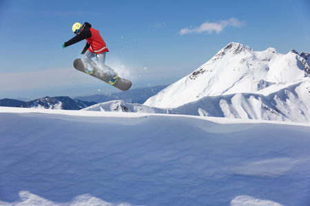 山上的飞行滑雪板。极限运动