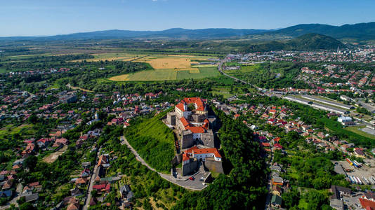 美丽的全景鸟瞰到 Palanok 城堡在 Mukachevo 市