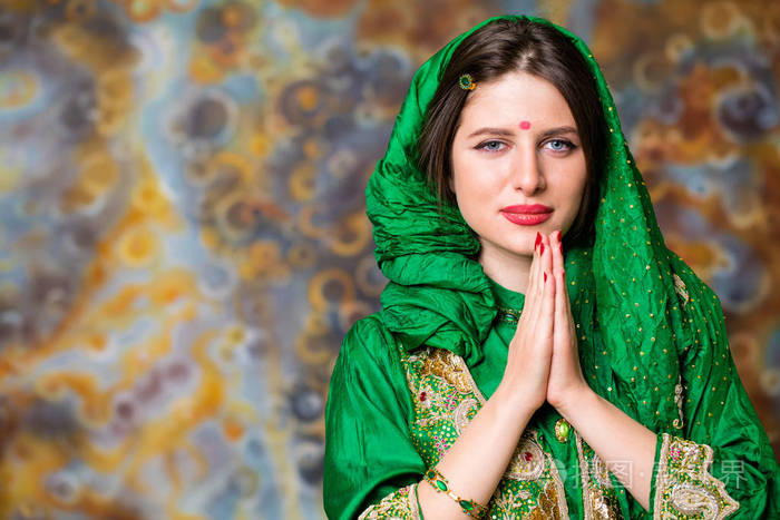 绿色纱丽美丽的东方女人的画像