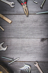 细木工工具在一个黑暗的木桌上。文本的地方。父亲节的概念