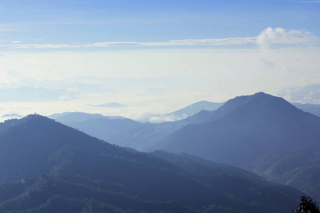 晨雾与山景