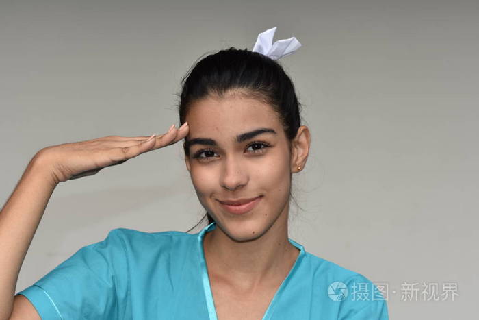 拉丁女护士敬礼