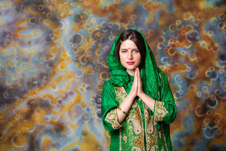 绿色纱丽美丽的东方女人的画像照片