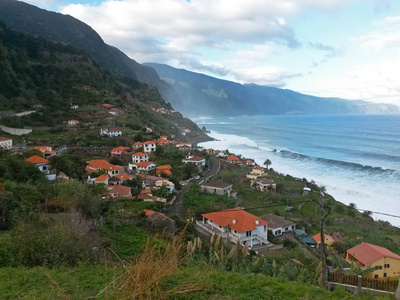 观海浪, cllifs, 青山公路和村庄在马德拉岛葡萄牙, 北海岸, 多云的蓝天