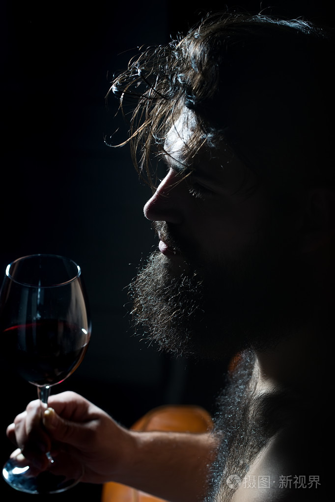 酒杯的男人