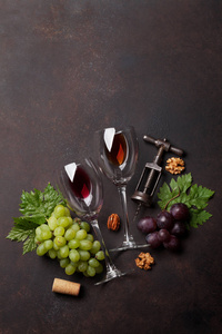 葡萄酒杯和葡萄在黑暗的背景。具有文本空间的顶部视图