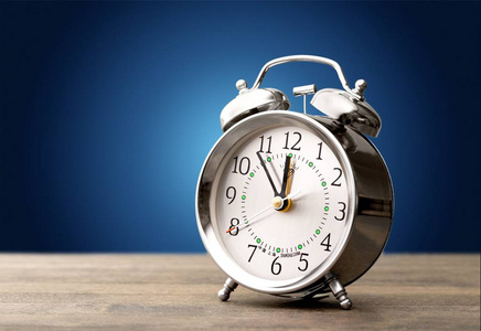 调整睡眠复古闹钟照片