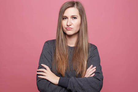 不满的女性, 有吸引力的外观弯曲她的嘴唇, 脾气暴躁的表达, 不满意的