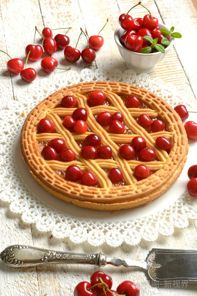 樱桃挞与水果围绕白色表特写