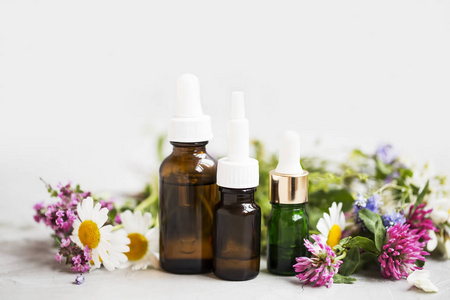 精油瓶, 药用植物和花卉。芳香疗法精油