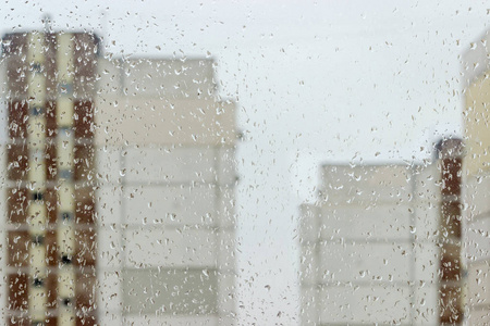 下雨时窗口窗格的背景图片