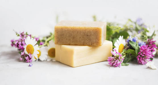 天然肥皂棒与精油和药用植物提取物, 手工天然肥皂