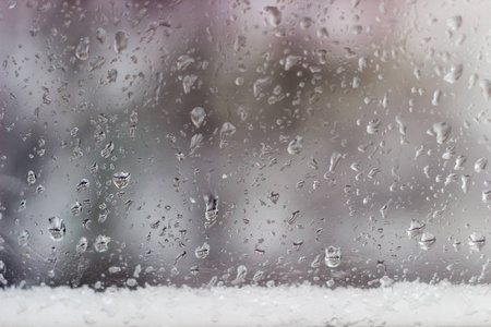 在雨雪的窗口窗格图片