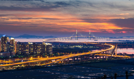 在夕阳中鸟瞰图，韩国仁川大桥