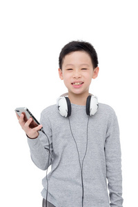 年轻的亚洲男孩通过耳机收听来自智能手机的音乐
