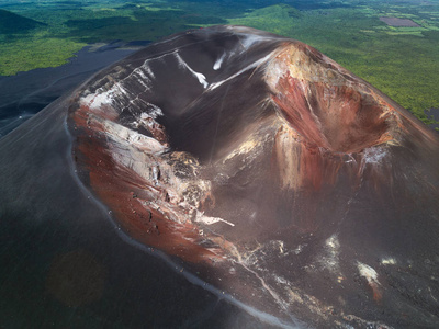 一群人走在火山口上