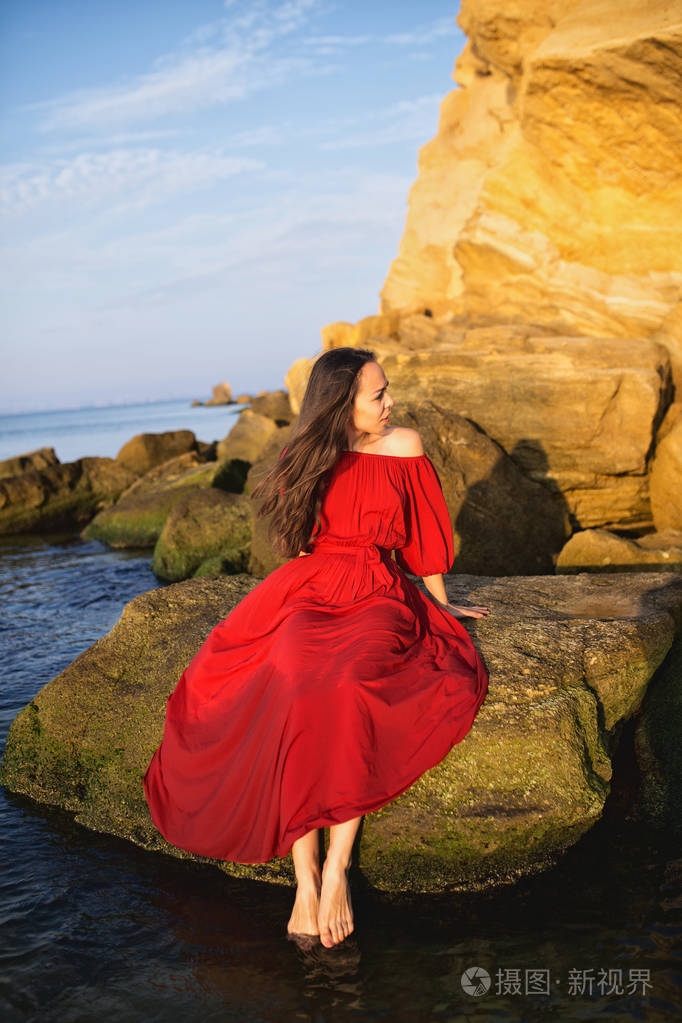 穿红衣服的年轻美女