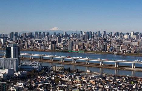 东京城市景观 东京市中心的大楼和山富士东京塔地标式在晴朗的一天。东京都是日本和其 47 个县之一的资本