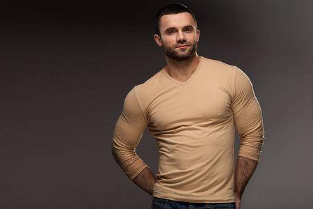 英俊的男人的肖像.性感的年轻男性,肌肉发达的身体照片