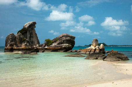 天然岩石形成海中和在勿岛白色的沙滩上