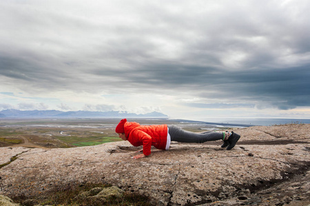 冰岛青年运动妇女做晨瑜珈图片