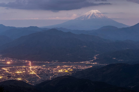 山富士和甲府城。甲府是日本山梨的省会城市。