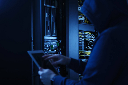 窃听支付系统的黑客.安全概念.黑客在黑罩窃听系统照片