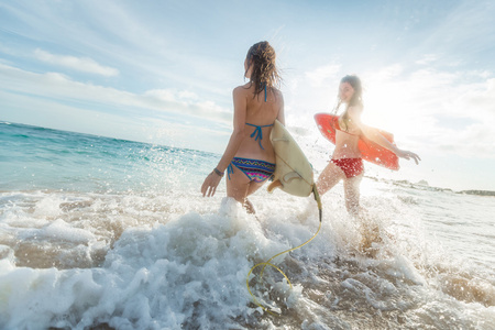 在海上冲浪女士