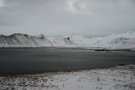 冰岛 Snaefellsnes 一个湖边的积雪覆盖的风景