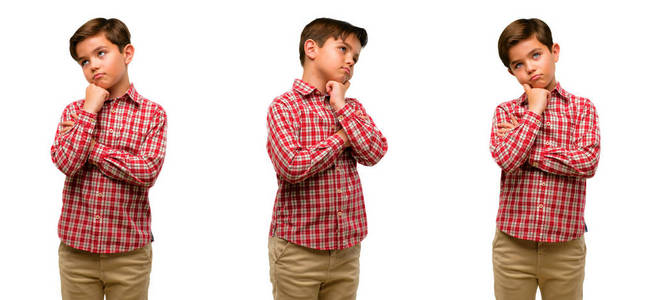 英俊的幼儿与绿色的眼睛思考和寻找表达怀疑和疑惑照片