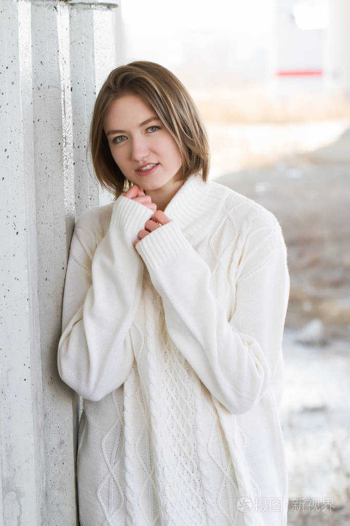 一个年轻女孩在一件白毛衣的肖像