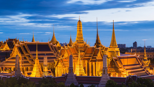 美丽的日落之后泰国大皇宫蓝色天空
