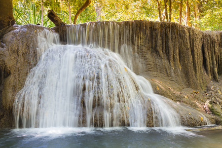 美丽的瀑布，在泰国的深林