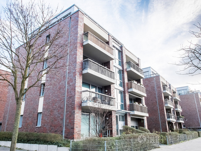 低层公寓楼带阳台