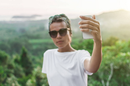 年轻女人做高水平的自拍照