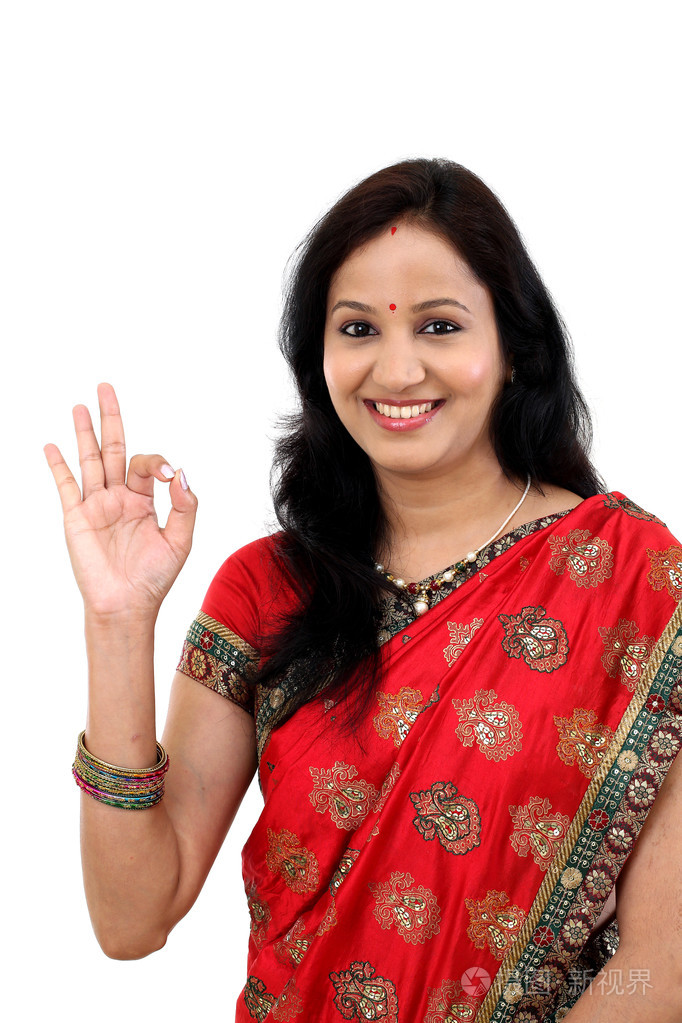 传统的印度年轻女人做ok的手势