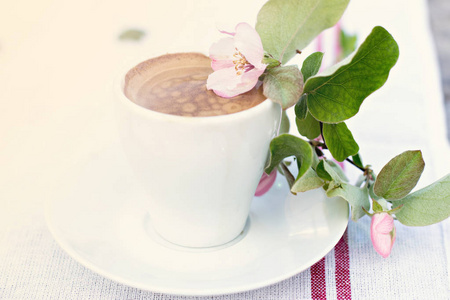 咖啡和春天的花朵