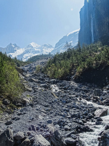 阿尔卑斯的全景视图在坎德施泰格附近的徒步旅行路线瑞士