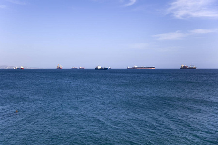 蓝海地平线上的货船