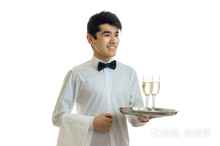 微笑英俊服务员黑头发和衬衫端着一托盘与两杯酒