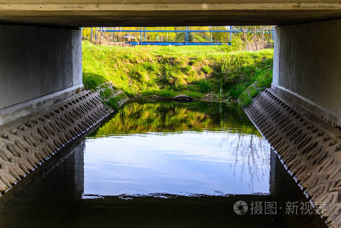 在桥下流淌的运河