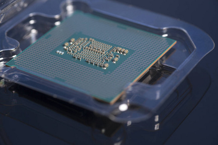 中央处理单元 cpu 处理器芯片在黑色背景的包装盒照片