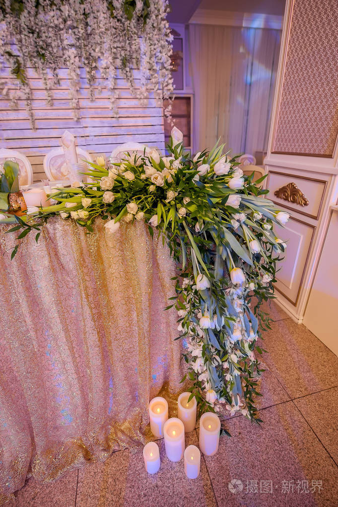 美丽的鲜花在花瓶和婚礼上的装饰品