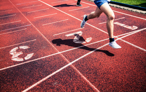 跑步者接近终点线的比赛照片