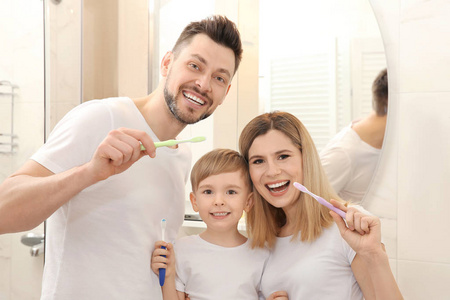 夫妇和儿子刷牙