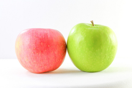 青苹果和红粉色的红富士苹果照片