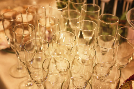 在餐厅的桌子上的玻璃葡萄酒眼镜