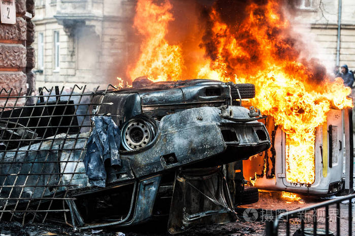 汽车被摧毁,在暴乱中放火.城市中心